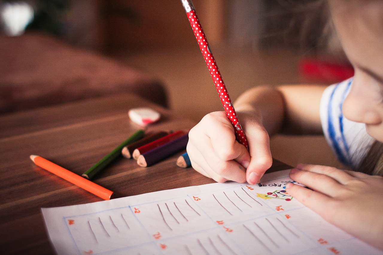 子供が勉強する様子